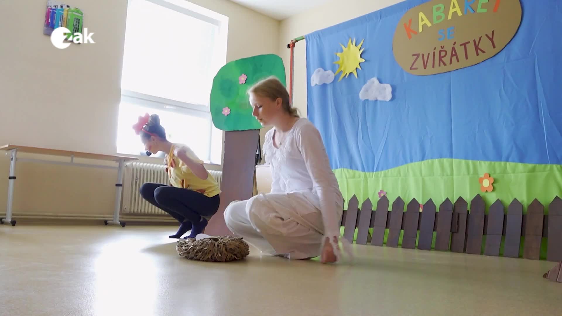 S kamerou za školou